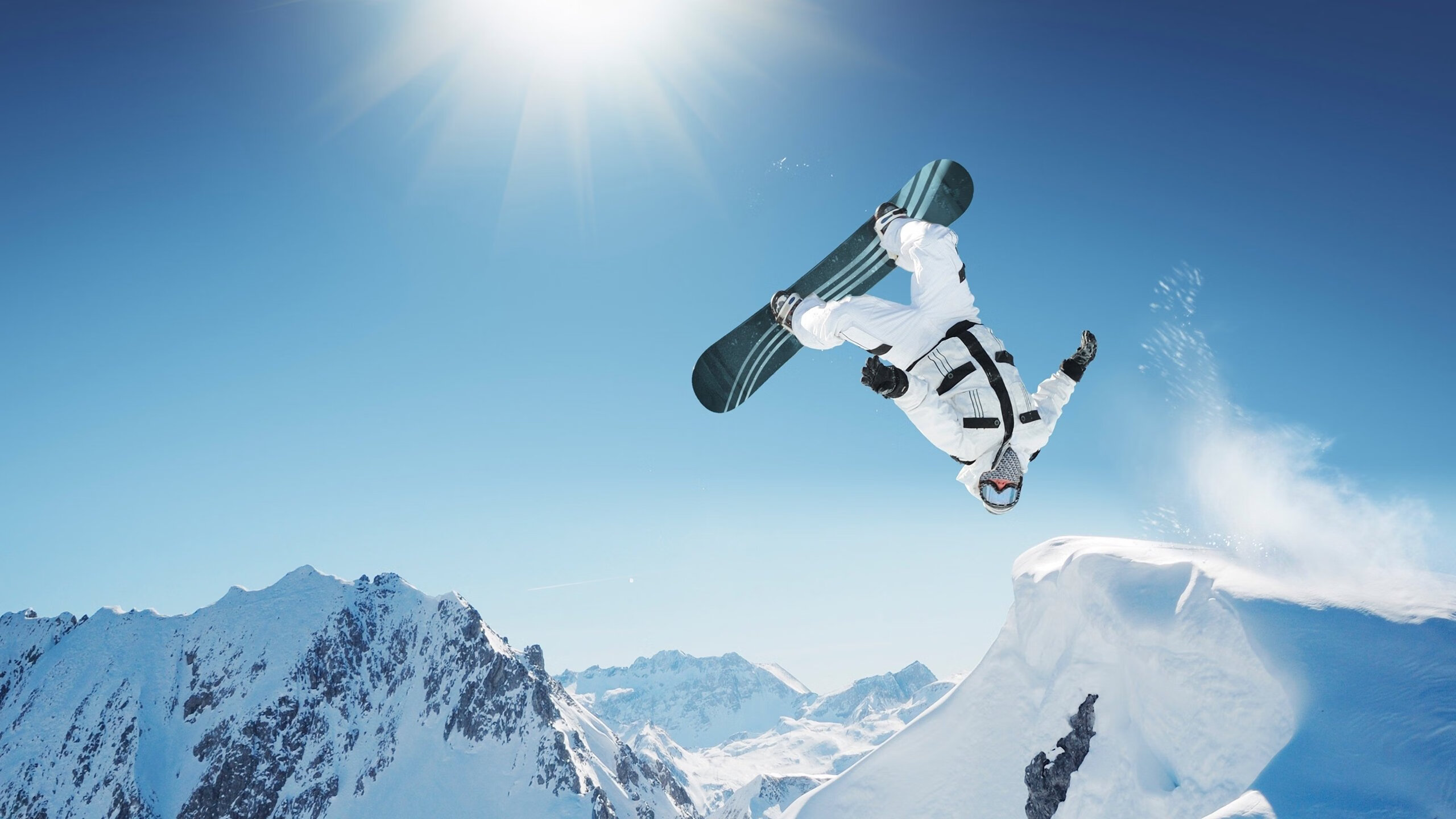 “腰旗式美式橄榄球：东部新区赛场打破传统竞技边界”