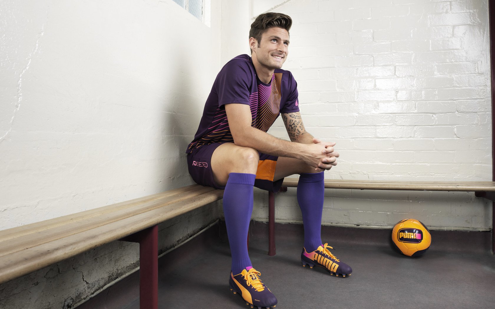 社交平台话题榜前十多条与比赛相关球迷热情讨论热度不减，社交互动平台